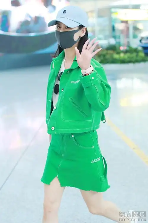 机场最靓的妹!黄圣依穿绿色套装清新时尚