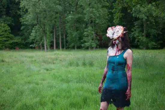 暴殄天物貌美超模变成重口丧尸拍游戏写真