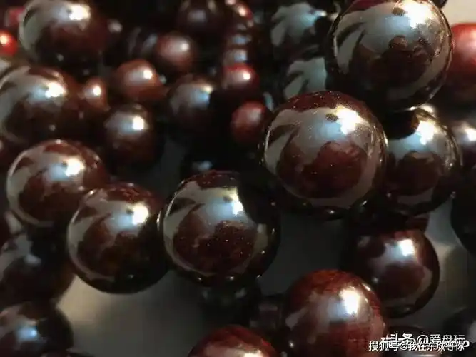 网友晒盘了几十年的小叶紫檀手串这不巧克力吗