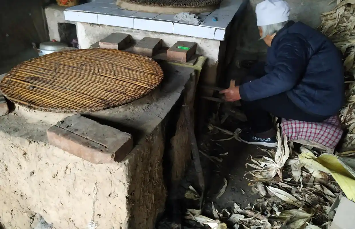 60年代,山东鲁西南农村的取暖方式,火盆竟然也能进被窝