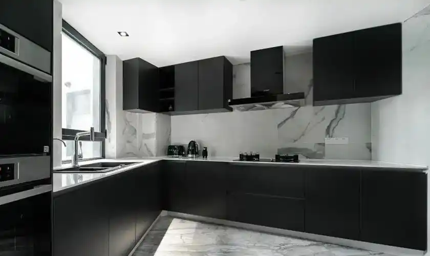 厨房,纯黑色橱柜面板营造出神秘,高贵的烹饪环境