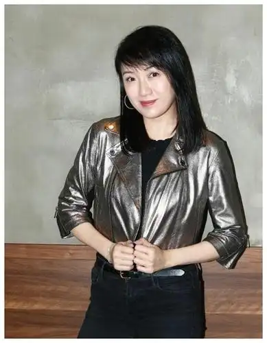 何婉盈罕见露面,48岁仍美貌如花,被魏骏杰狠甩,今成了单亲妈妈