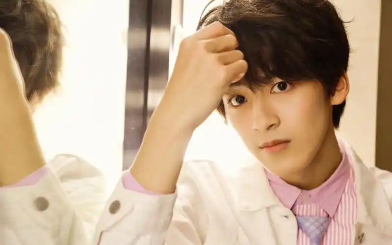 何洛洛阳光帅气生活照图片49