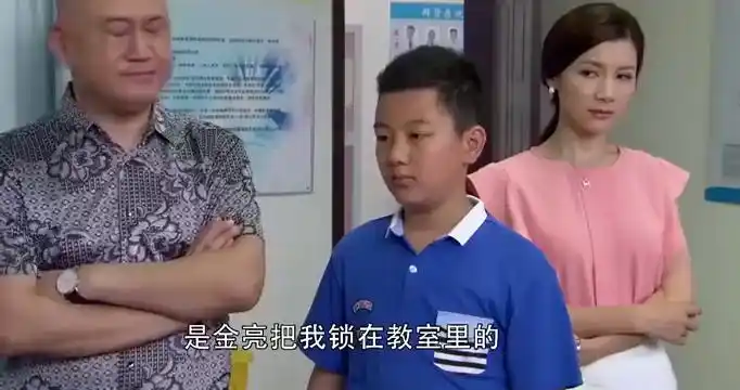 夜市人生:晶晶摔伤,娜娜不敢说亮,居然还要拍金老板马屁