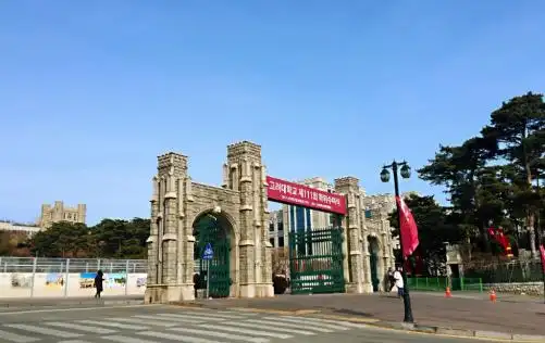 高丽大学(k),延世大学(y)并称为韩国教育的一片天"sky"首尔大学是韩国