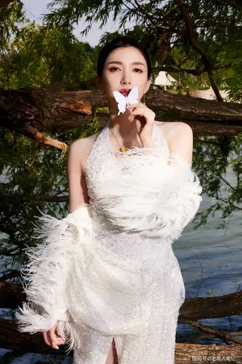 江疏影今日活动美照,深v露背高开叉造型,皎洁如雪优雅明艳_长裙_白色