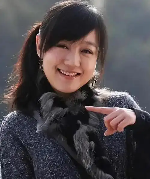 回顾薛佳凝:年少遇到太惊艳的人,如今44岁遁入空门,余生只留遗憾