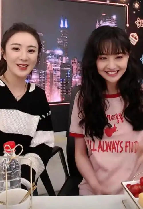 薇娅的女儿小名妮妮跟爸爸太像了肉嘟嘟的圆脸超级可爱