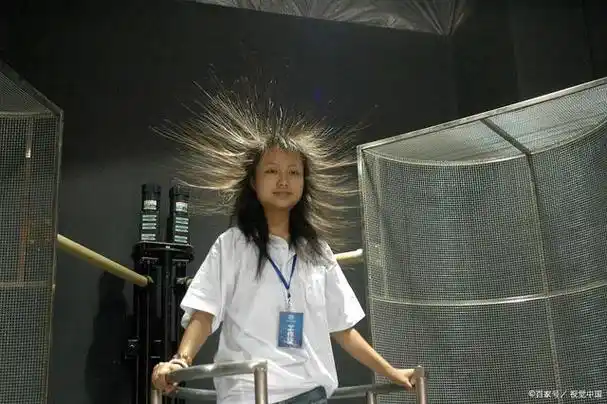 当我们在穿脱衣物或者头发摩擦时,会产生静电,有时候这种静电会让我们