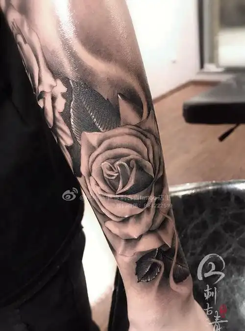 写实玫瑰花纹身图片_手臂欧美写实今刺古青纹身图案
