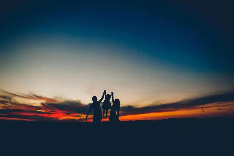 父母陪伴孩子图片