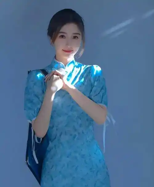 虞书欣穿红旗袍迎新年,扎哪吒头宛如年画娃娃_时尚_传统_春晚