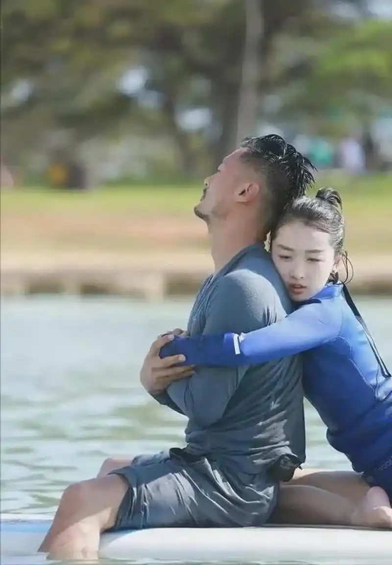 和余文乐谈起了恋爱,结束时,周冬雨撒娇地对余文乐说:"你把手上的大金