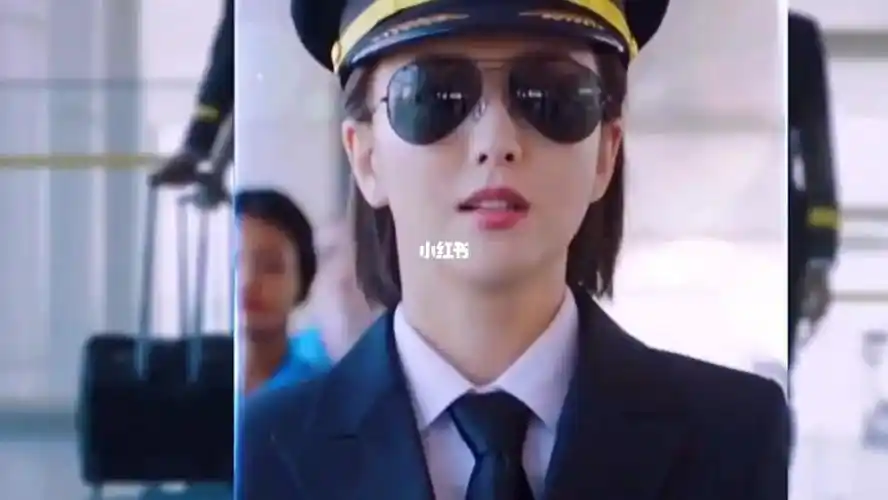 佟丽娅# 丫丫化身飞机机长,救了一飞机人_佟丽娅_北京买房_影视_影视