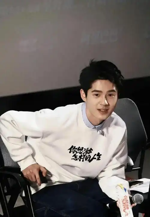 刘昊然跟周冬雨分手后,颜值回春,少年感满满|男神|张子枫_网易订阅