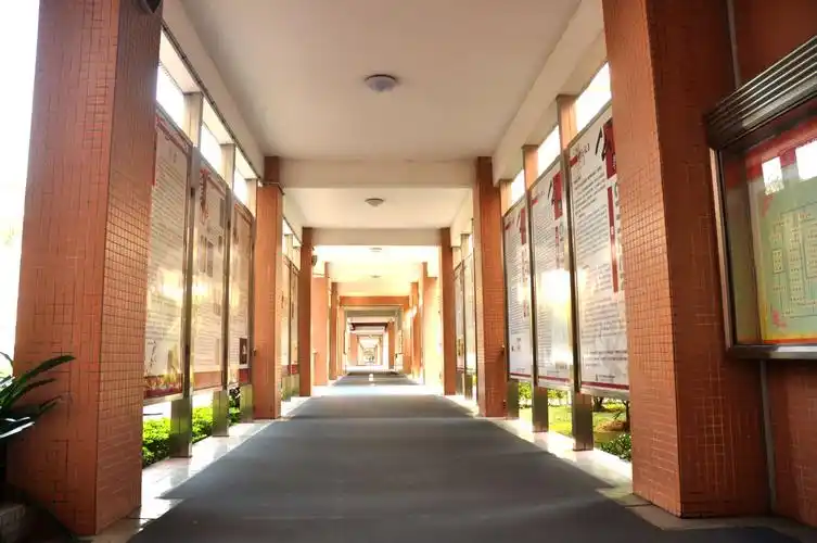 p>中山市卓雅外国语学校,它是由中山市骏建投资管理有限公司独资承办