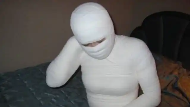 为了保持身材,女孩用绷带捆绑全身2年,拆开后:太美了!