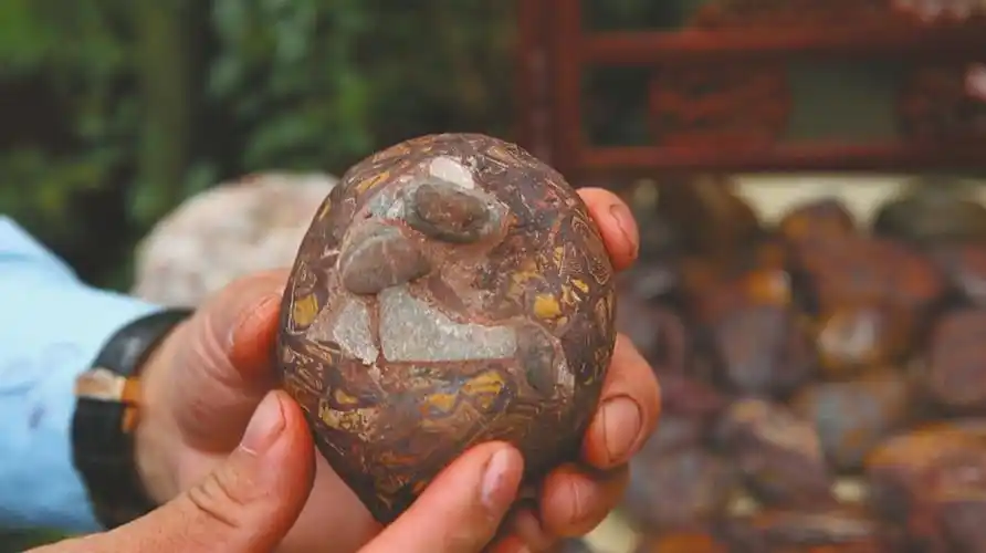 成都崇州鸡冠山现五彩陨石?收藏者自称花30万入手