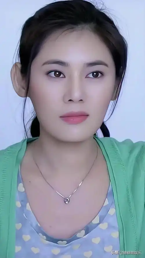 气质美女秋瓷炫这颜值绝了