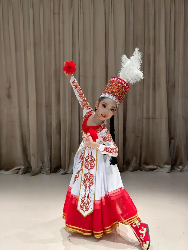 二年级的小美女跳哈萨克族舞蹈