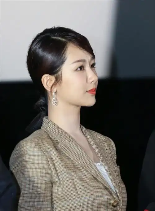 一组杨紫的侧脸杀最后一张单手插兜好有范