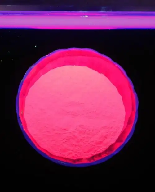 化妆品里有荧光粉有什么危害 荧光粉夜光球对人有害吗