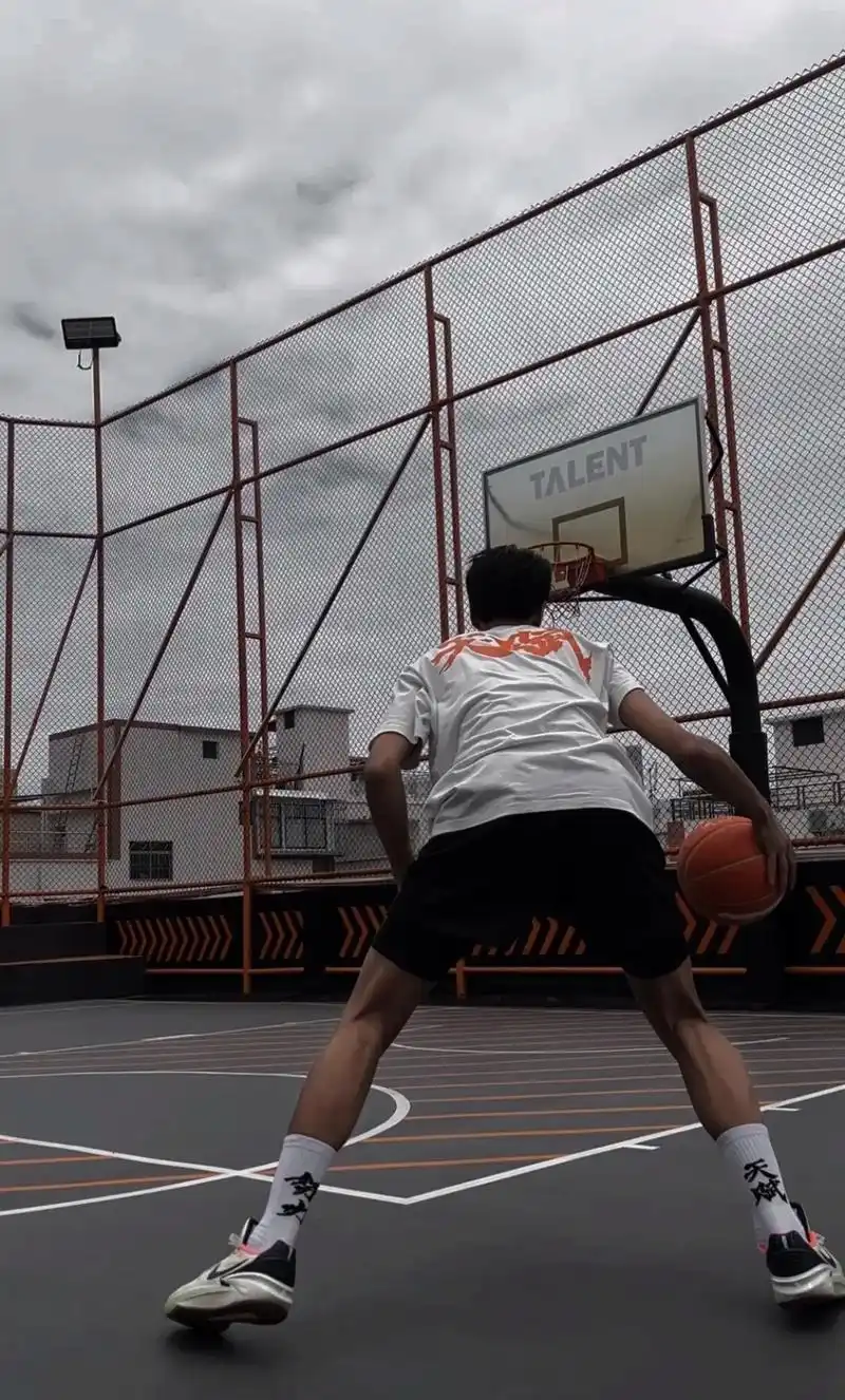 背影#用篮球表达心情 @抖音小助手