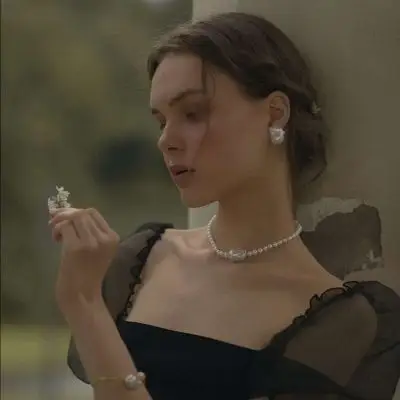 祁安辞法式复古唯美微信女生头像所有回不去的日子都有它的道理