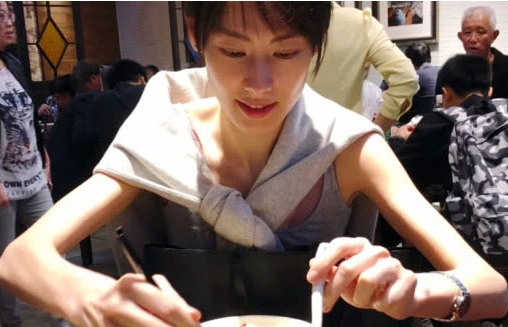 梁洛施瘦到皮包骨头,晒照惹人心疼,网友:女神多吃点儿!