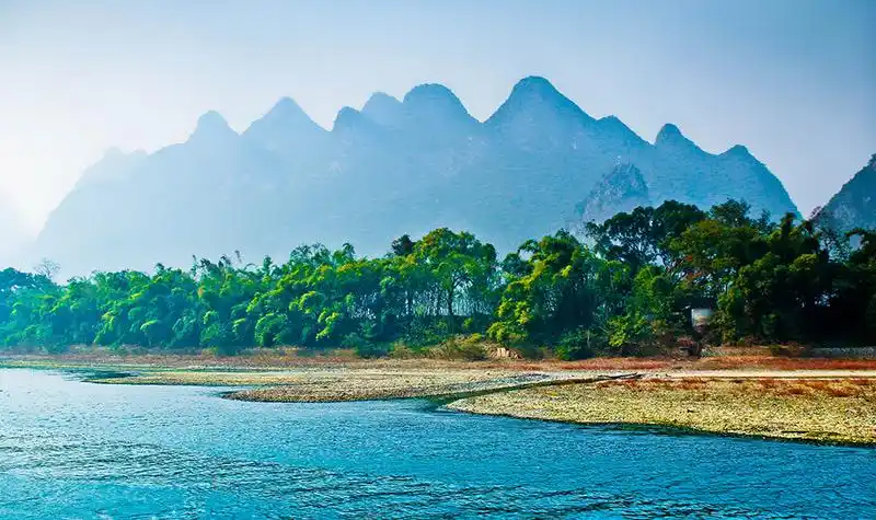 广西桂林漓江景区,其风景秀丽,山清水秀,洞奇石美