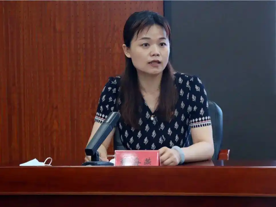 隆尧县县级领导干部党史专题读书班学员重温入党誓词王文玉领誓