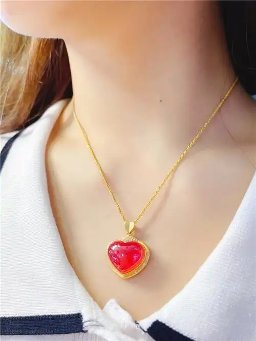 沃韵 阿根廷冰种老矿红纹石吊坠爱心简约款18k金钻石镶嵌饱满红润