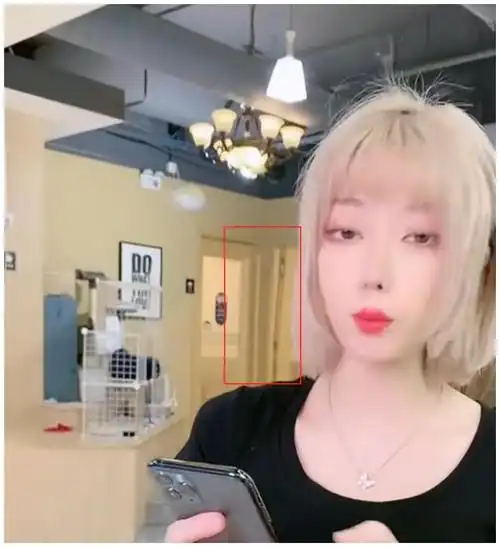 而该媒体放出的咬米那张未修过的照片里,没有高挺的鼻子与樱桃小嘴