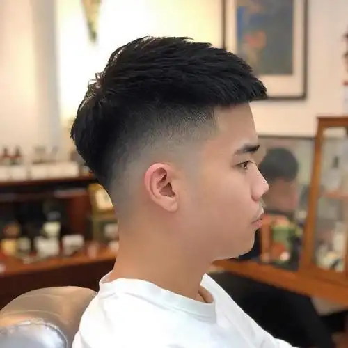 两边的头发全部掏空,然后中间的头发稍微留长,剪碎打薄,造型更加时髦