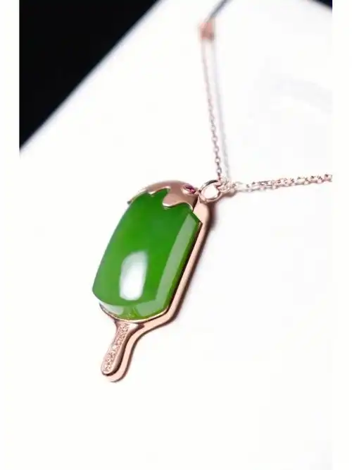 金镶玉挂件很美