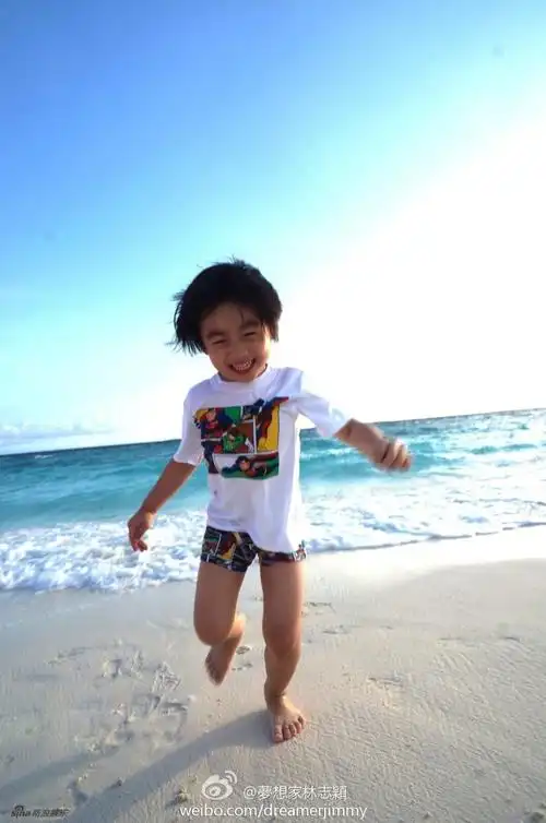 组图:kimi追逐海浪 网友:以后也是长腿欧巴_高清图集_新浪网