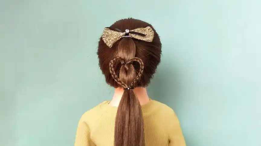 小女孩爱心发型 花样马尾辫扎法