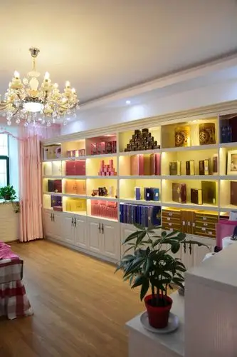 摆放整齐,琳琅满目的美容产品