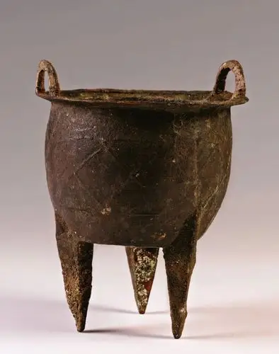 p24 二里头文化时期 网格纹铜鼎 二里头夏都遗址博物馆藏