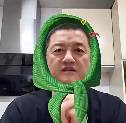 李亚鹏卖惨换6000打赏,下播转身开400万豪车,镜头前全是表演