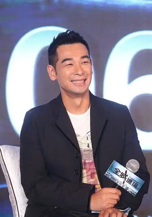 原创 赵文卓携妻子给小女儿庆生,男主帅气女主貌美显年轻,女儿太可爱