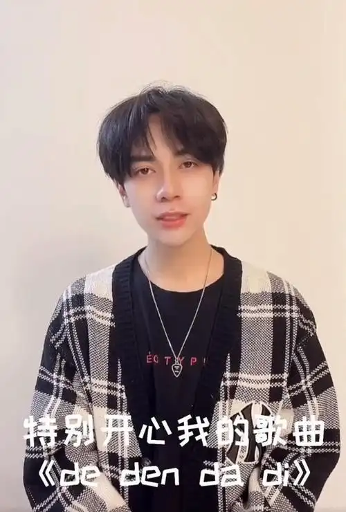 本来听原曲以为歌手是个大叔,没想到 黎光雄竟是一位97年的越南歌手