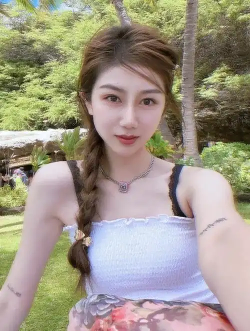 孙悦妻子陈露近照曝光一袭碎花连衣裙很养眼身材高挑颜值爆表