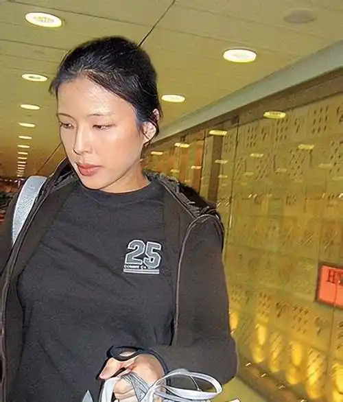 被罗美薇的时髦惊艳到了:款永不过时,妆发复古又摩登,真美!