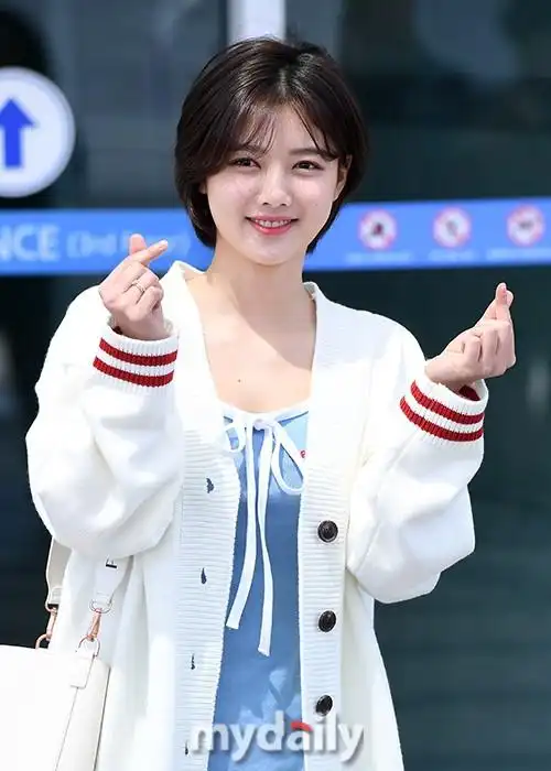 组图:金裕贞机场启程飞往澳门 剪短发逆龄变回学生妹