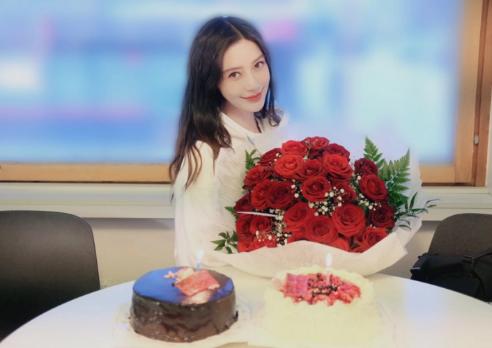 杨颖生日手捧玫瑰花甜笑,对着蛋糕许愿,满脸幸福仙气十足!