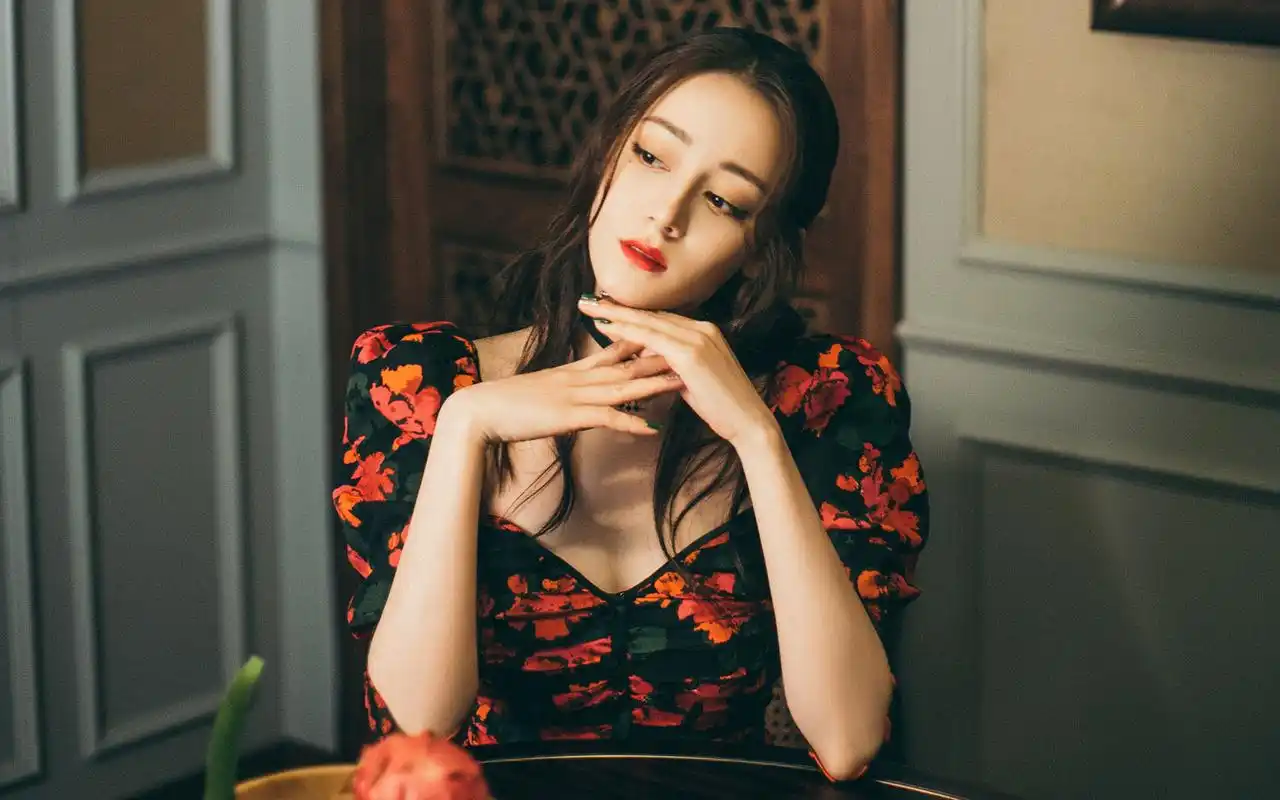 迪丽热巴印花裙性感高清桌面壁纸