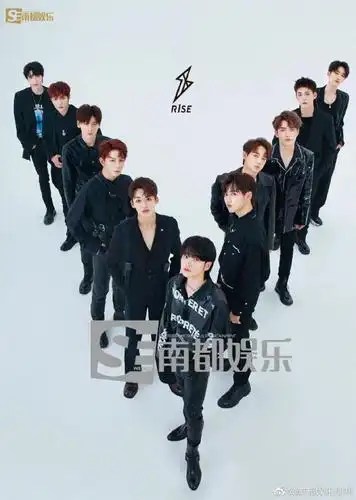 r1se成团后拍摄时尚大片,酷帅黑装十分有型,这届男团终于不娘了