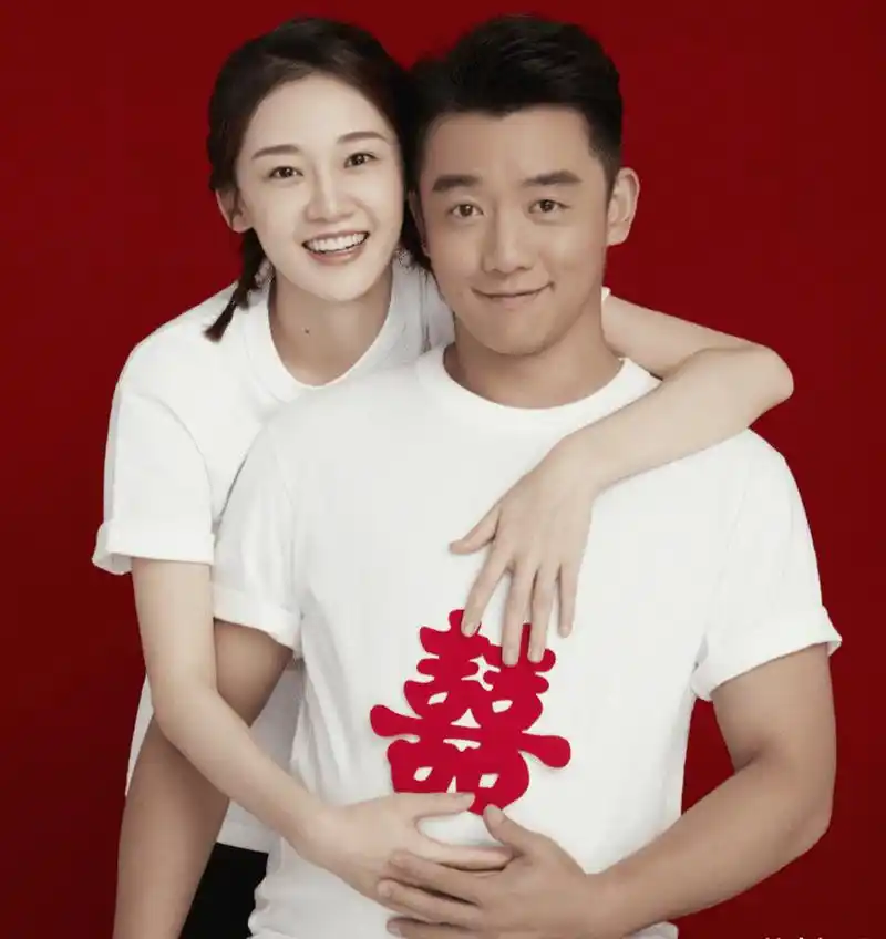 苗苗和郑恺吵架后,直接和朋友约了饭局,出去嗨皮了.