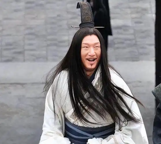 其实孙红雷的脸不用想都知道不适合古装,大脸盘子小眼睛,甚至称不上"